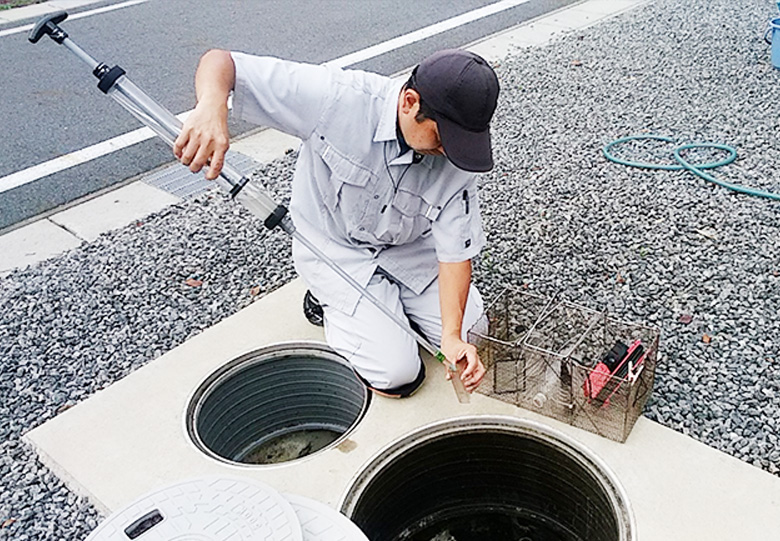 浄化槽の水を採取　文化衛生社